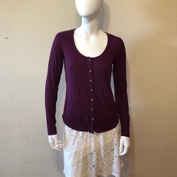 Socialite Button Front Top Size Small - Picture 2 of 8